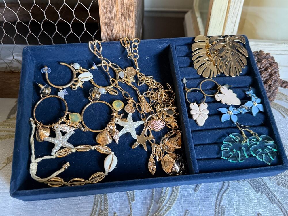 Costume Fashion Gold Tone Beach Seashell Themed Earrings Necklaces Bracelet Lot